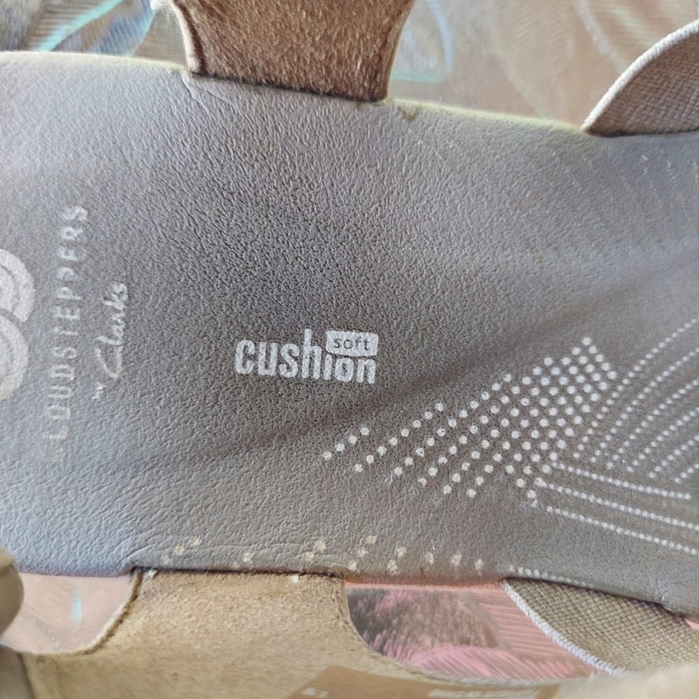 Clarks Gray/white woman's sandals. Size 8M. Comfortable Summer Vacation Gift Sof - Picture 6 of 6